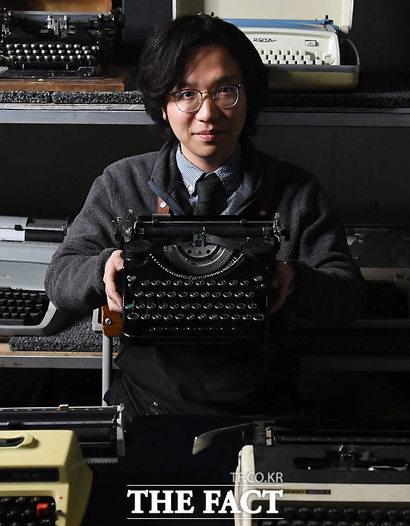 낡은 타자기에 생명을 불어 넣는 남자, '당신도 타자기의 매력에 빠져보세요!'