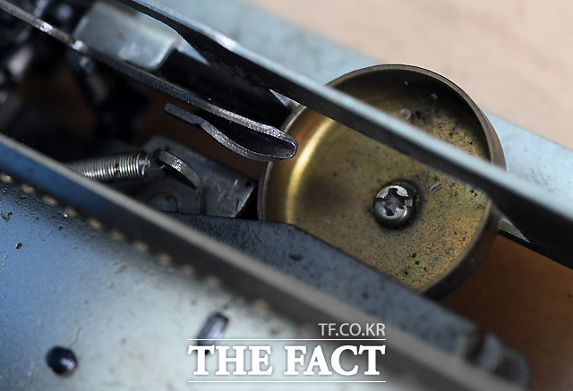 타자기 하단에는 종이 들어있어, 한 줄의 맨 끝까지 타자하면 줄바꿈을 알리는 종소리가 경쾌하게 울린다.