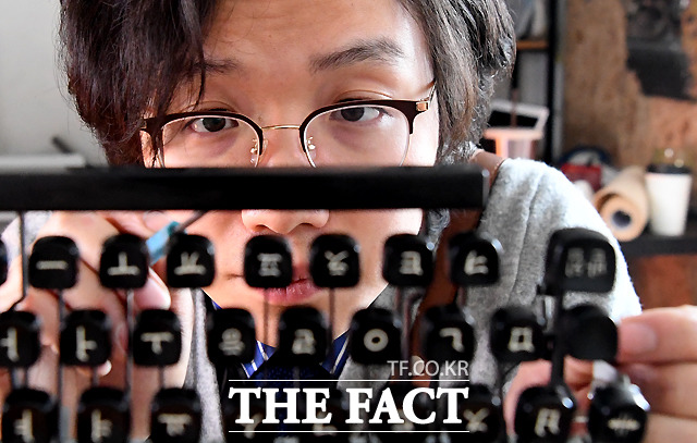 타자기를 수리하고 판매하는 일이 그의 주 업무이다.