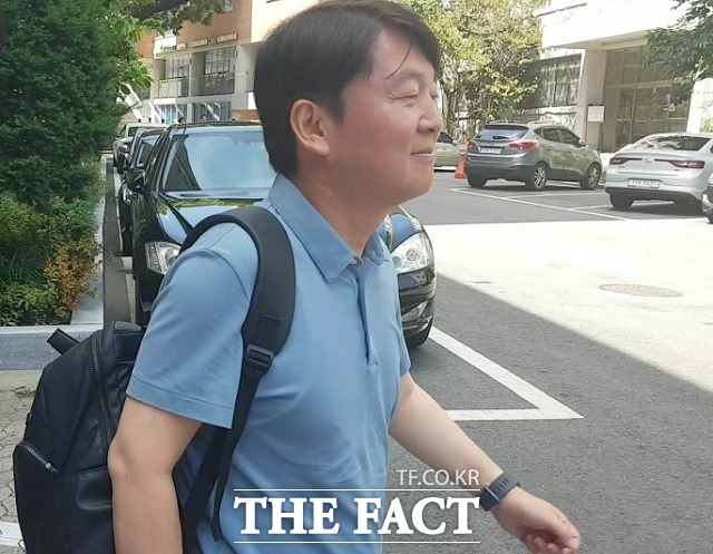 지난해 8월 독일 유학을 떠나기 전 서울대 의과대학에서 <더팩트> 취재진을 만났던 안 전 대표. /신진환 기자