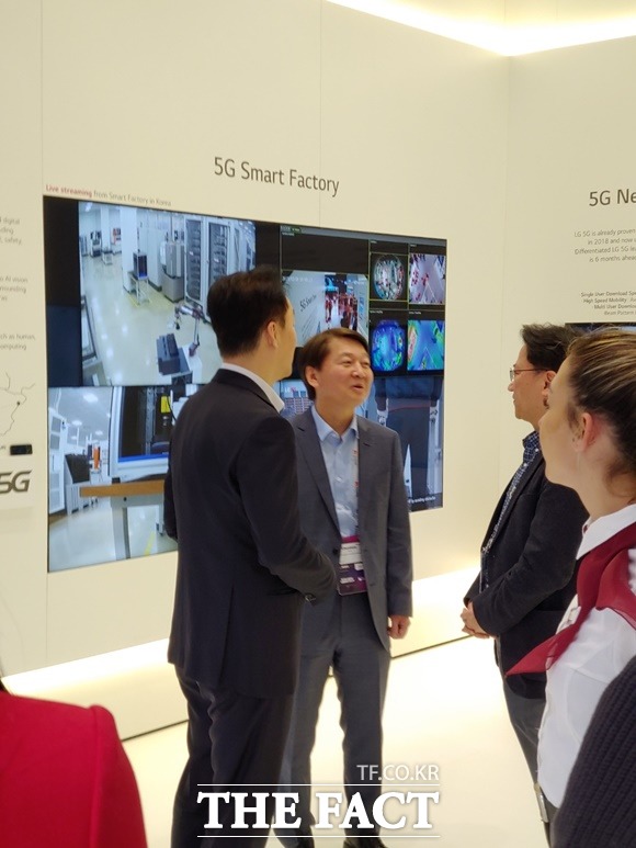 MWC 전시회 LG 전자 부스를 찾은 안 전 대표가 윤동한 LG 전자 MC사업본부 상무와 5G 기술에 대해 이야기하며 웃고 있다. /<더팩트> 독자 제공