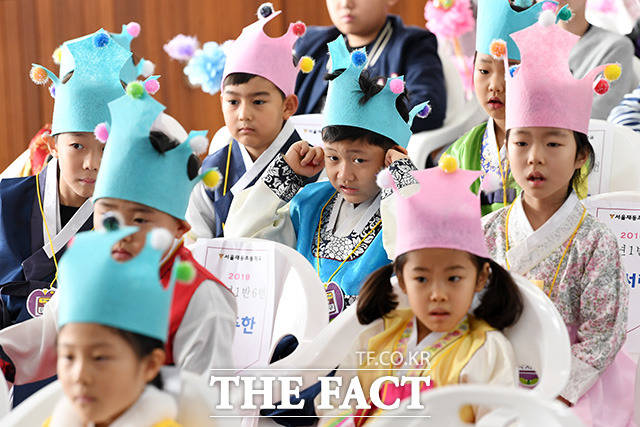 사물놀이 공연에 하나둘 귀를 막는 신입생들