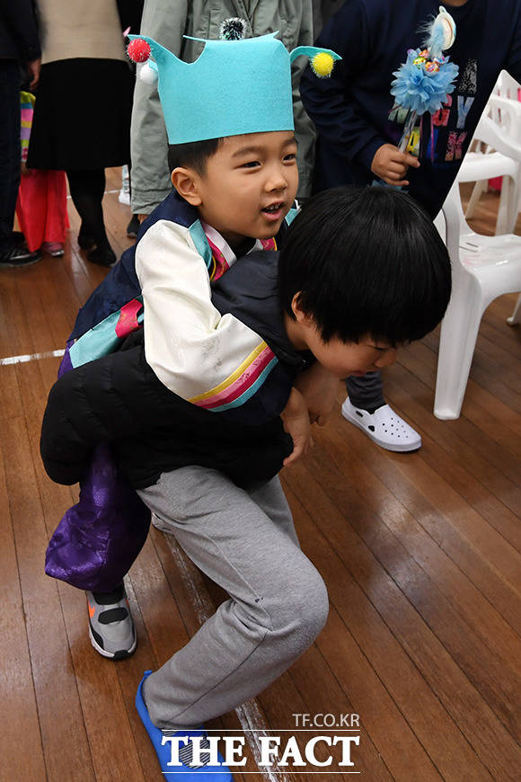 신입생을 업어주는 재학생