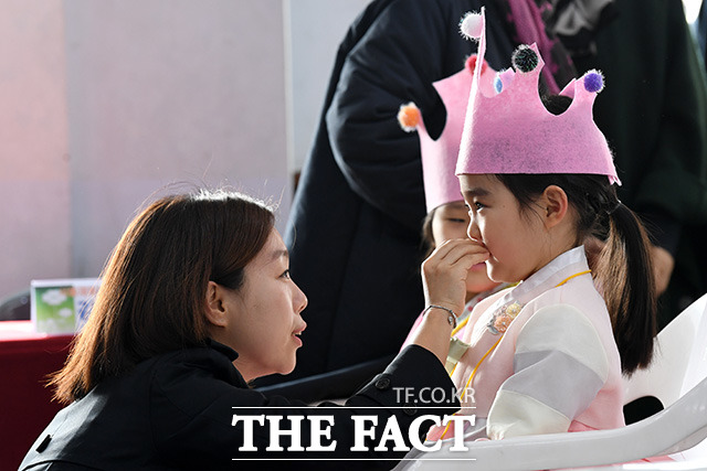 "딸, 잘 할 수 있지?'"