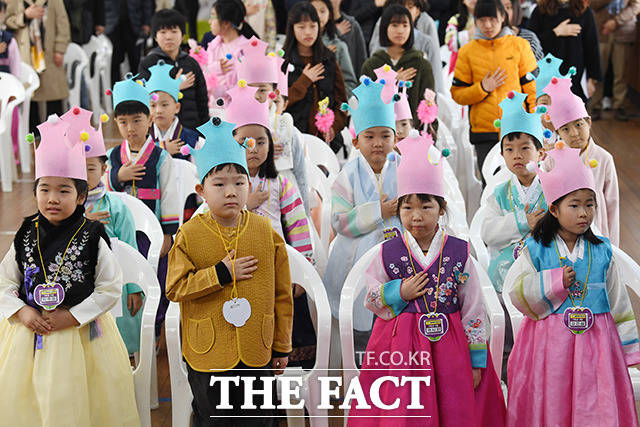 떨리는 마음을 가다듬고 입학식 시작! 국기에 대한 경례!