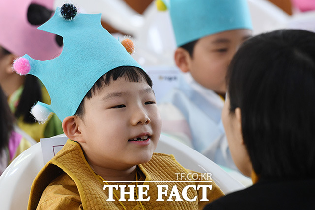 "잘할 수 있어요" 걱정하는 부모님을 안심시켜주는 의젓한 아이들