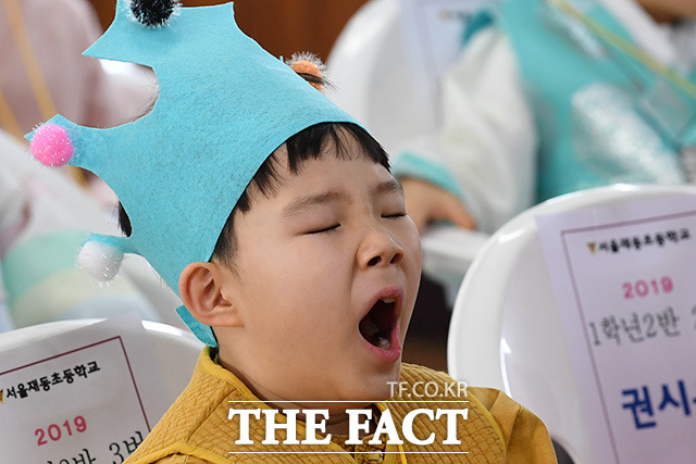 길어지는 덕담에 절로 나오는 하품