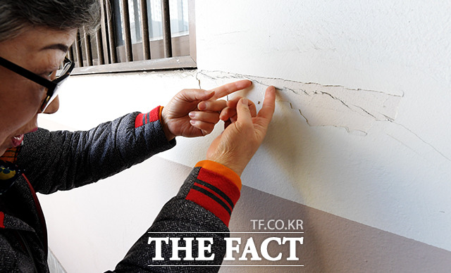 균열 때문에 드라이비트 시공(건물외벽에 단열재 등을 붙이고 그 위에 실리콘 플라스터를 마감하는 공법)으로 작업된 그물망 모양의 메쉬(균열방지용 철망)가 부서지고 있다. 아파트 주민은 "발파 작업 전 시공사에서 아파트에 페인트 칠을 했다. 그때 붙인 메쉬가 균열을 보이지 않게 가리고 있다"라고 주장했다.