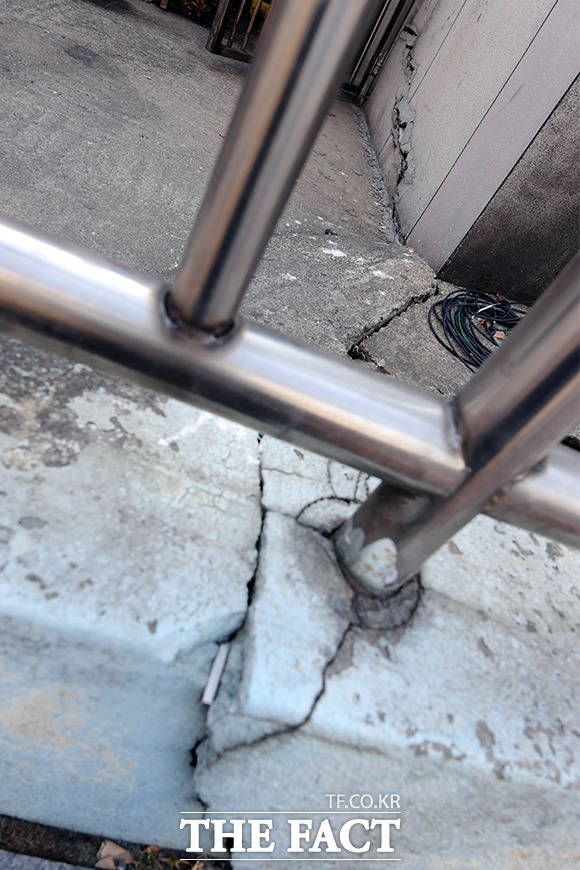 균열 때문에 부서진 초등학교의 벽과 난간.