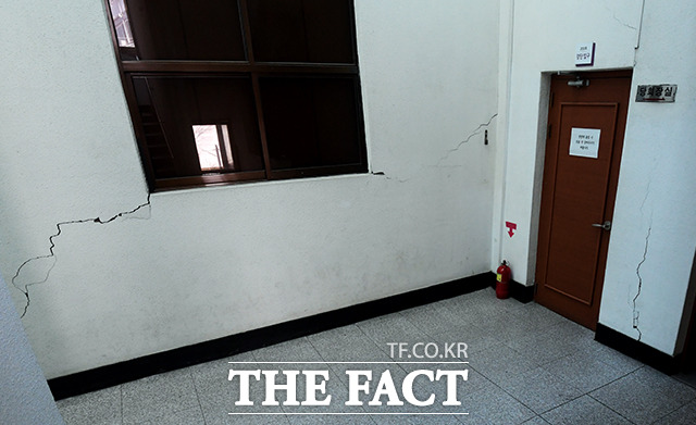 2층 벽의 균열