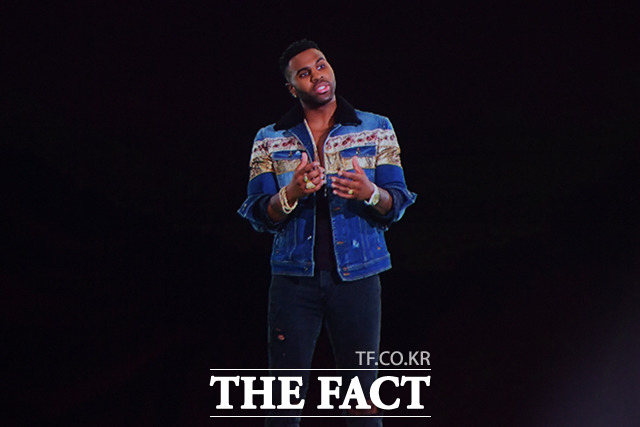 홀로그램으로 참여한 가수 제이슨 데룰로