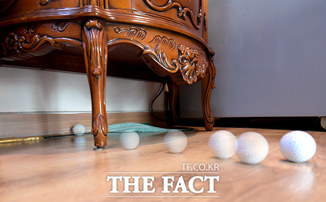 외부 뿐만 아니라 내부도 심각했다. 아파트 주민의 집 거실에 골프공을 세워놓자 몇 초가 지나지 않아 저절로 움직였다. 방바닥과 몰딩은 틈이 점점 벌어지고 있다.