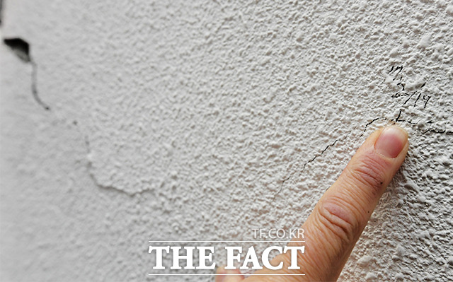 교회 측은 균열 끝에 날짜를 표시했다. 해당 날짜는 2017년 2월 19일, 2년 전보다 한 뼘 이상 길어졌다.