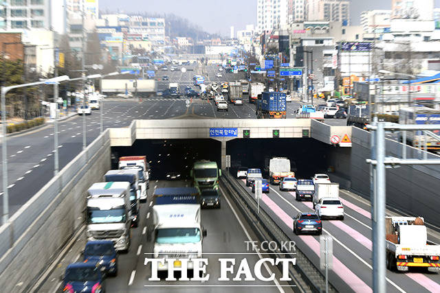 인천 중구 서해대로에 인천북항터널의 입구가 있다. 터널은 서해대로와 송림로, 화도진로를 지나 중앙장로교회와 삼두아파트가 있는 수문통로, 초등학교가 있는 화수로 방향으로 이어진다.