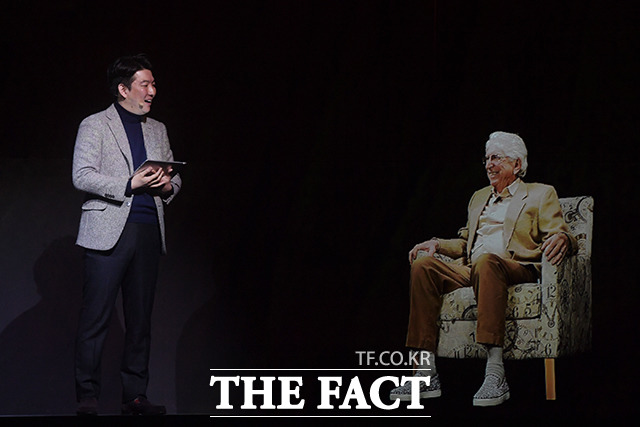 홀로그램으로 등장한 제리그린버그 7SIX9 엔터테인먼트 회장(오른쪽)