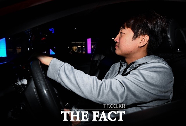 이 최고위원은 "'이런 꼰대 집단이 있나' 싶을 정도로 '아무 말 대잔치'를 하는 상황인데, 그 안에서 바른미래당이 갈피를 잡아야 한다"고 주장했다. 택시 야간 근무 중인 이 최고위원.