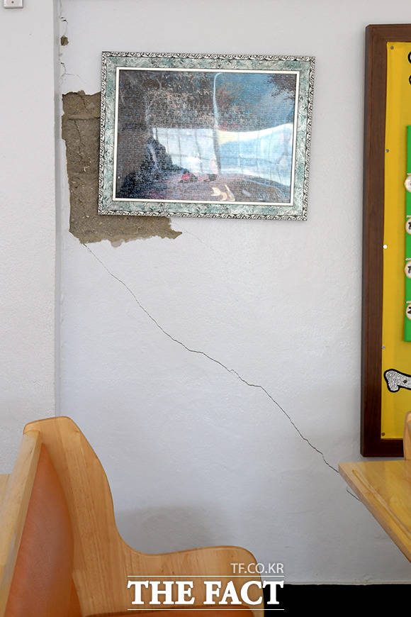 예배당 안쪽도 피해갈 수는 없었다.