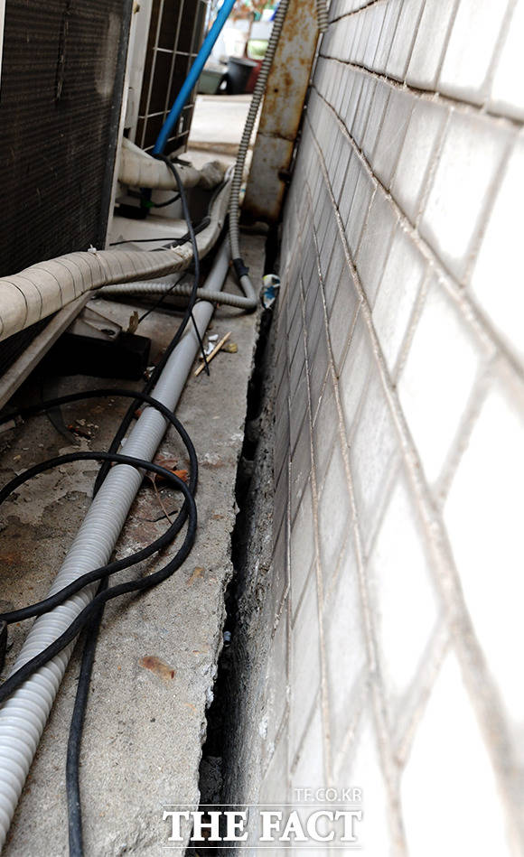 지반 침하가 일어나면서 벽과 바닥이 분리되고 있다.