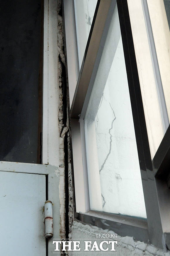 창문 안팎으로 선명한 틈새