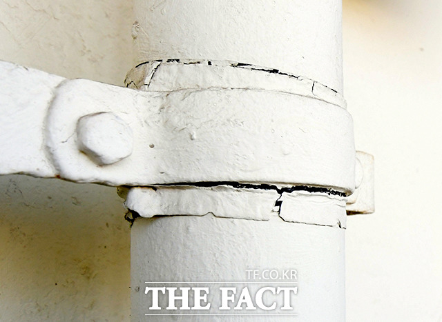 외부로 연결된 일부 가스 배관의 경우 뒤틀림을 육안으로 확인할 수 있다.