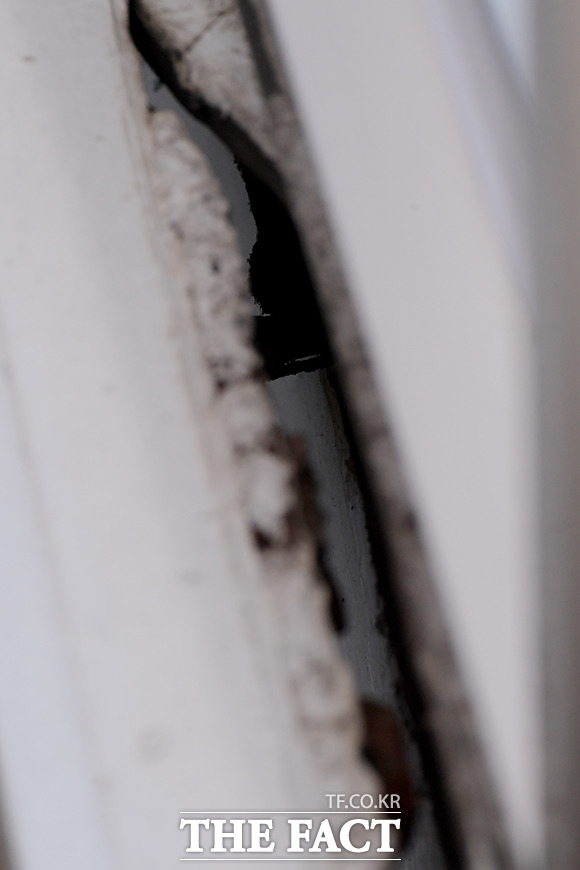 방 내부가 선명하게 보이는 깊은 구멍