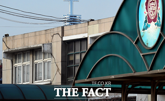 아파트 인근 송현초등학교에서도 균열을 발견할 수 있었다.