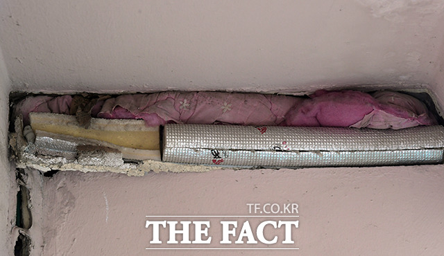 경비실의 빈 공간은 솜이불과 보온재를 이용해 막아놓은 상태다.
