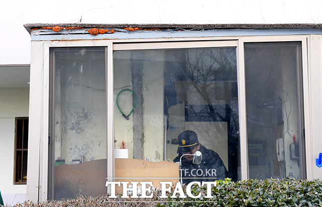 삼두 아파트 2동 경비실의 모습. 왼쪽 지반에 침하가 일어나 창문과 천장이 점점 벌어지고 있다.
