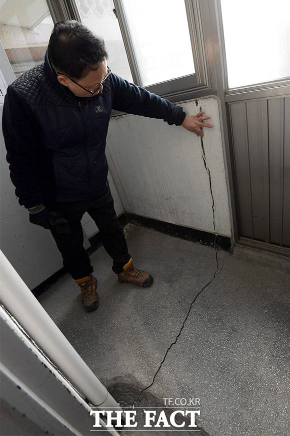 계단 쪽에 생긴 균열은 공간을 분리하는 모양을 하고 있다. 교회 측은 "날이 갈수록 균열이 점점 깊어진다"라고 주장했다.