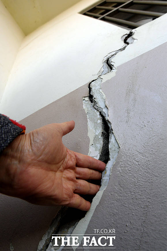 1동 11층 외벽에는 손가락이 들어갈 정도로 깊은 균열이 생겼다.