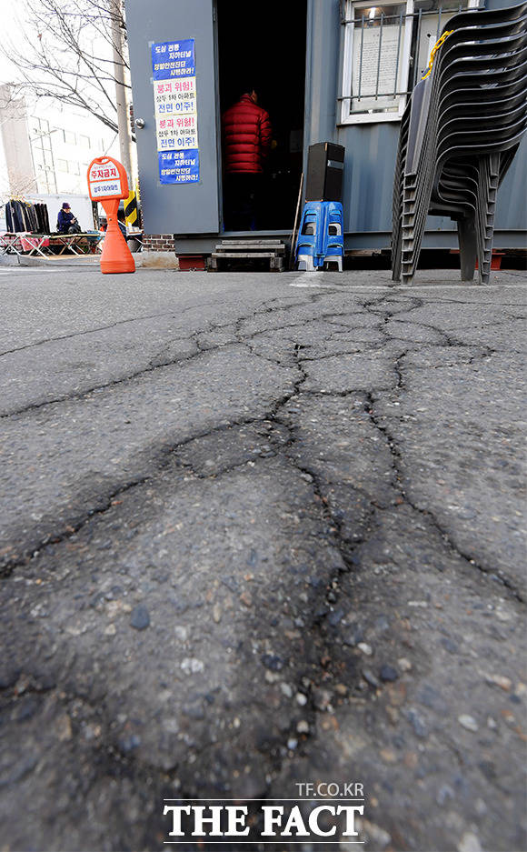 아파트 입구의 균열은 비가 오지 않아도 내내 젖어있다. 조기운 인천 삼두1차 아파트 비상대책위원장은 "만조 때가 되면 틈새로 바닷물이 올라오기 때문"이라고 말했다.