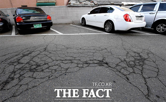 지상 주차장은 균열이 없는 곳을 찾기가 힘들었다. 주민의 말에 따르면 사이드 브레이크를 채우지 않은 자동차가 저절로 움직이기도 한다.