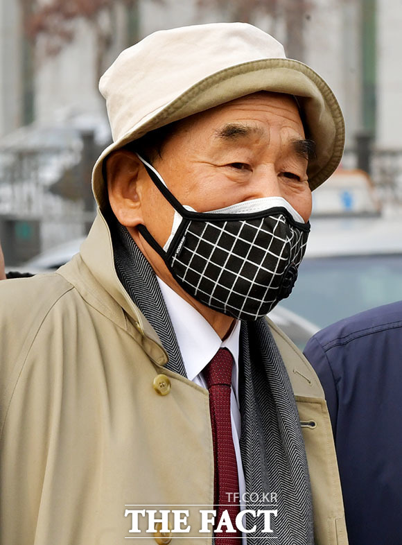 다스 자금을 횡령하고 삼성 등으로부터 뇌물을 받은 혐의로 1심에서 징역 15년을 선고받은 이명박 전 대통령이 구속된 지 349일 만에 조건부 석방을 앞둔 가운데 이재오 자유한국당 상임고문이 서울 송파구 문정동 동부구치소를 찾아 이 전 대통령의 석방을 기다리고 있다./이덕인 기자