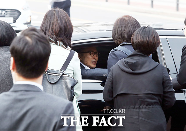 다스 자금을 횡령하고 삼성 등으로부터 뇌물을 받은 혐의로 1심에서 징역 15년을 선고받은 이명박 전 대통령이 구속된 지 349일 만에 서울 송파구 문정동 동부구치소를 빠져나가며 지지자들과 인사를 나누고 있다. /이동률 기자