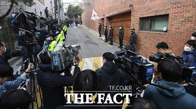 다스 자금을 횡령하고 삼성 등으로부터 뇌물을 받은 혐의로 1심에서 징역 15년을 선고받은 이명박 전 대통령이 6일 오후 구속된 지 349일 만에 서울 송파구 문정동 동부구치소에서 보석으로 풀려난 가운데, 서울 논현동 이 전 대통령의 자택에 취재진이 몰려 있다./이새롬 기자