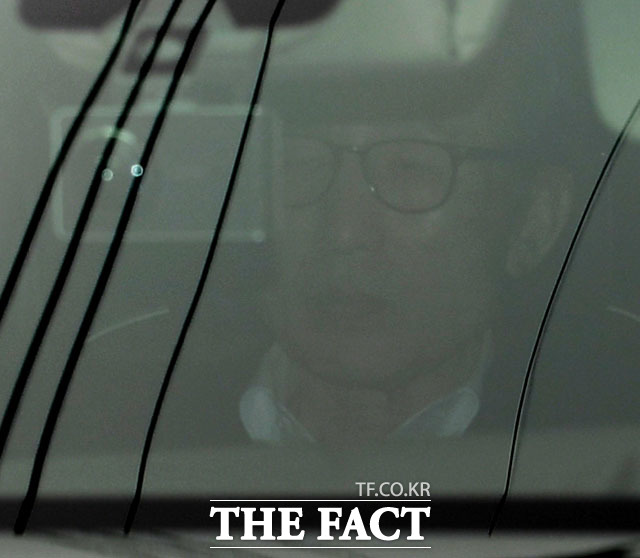 보석으로 풀려난 이명박 전 대통령의 탑승 차량이 6일 오후 서울 강남구 역삼동 자택에 들어서고 있다. 뇌물 횡령 등의 혐의로 1심서 징역 15년을 선고 받은 이명박 전 대통령은 349만에 구치소에서 나와 자택에서 남은 재판을 받게 된다./남윤호 기자