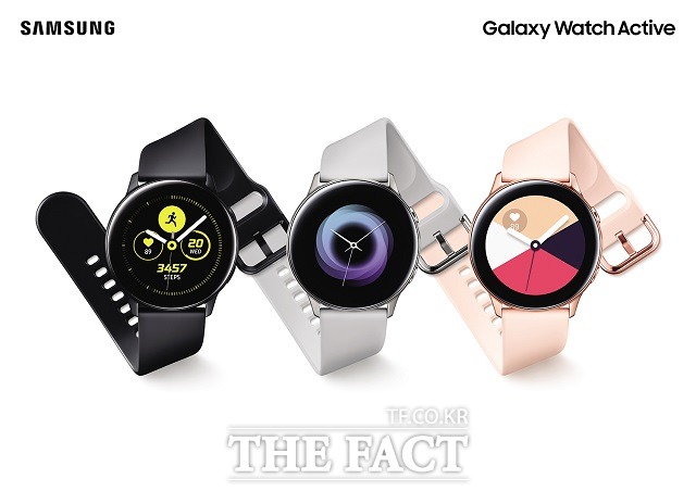 미니멀 모던 디자인에 세련된 감각을 더한 스마트 워치 '갤럭시 워치 액티브'는 실버·블랙·로즈 골드의 3가지 색상으로 출시되며, 가격은 24만9700원이다.