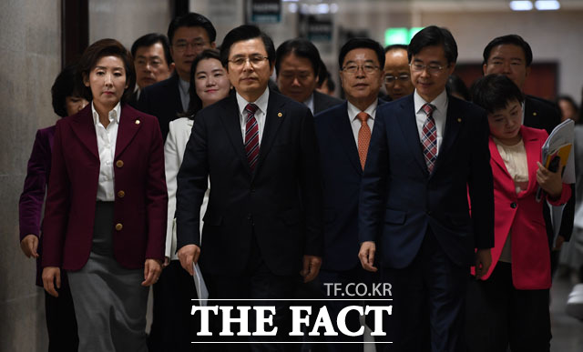 자유한국당 최고위원회의 참석하는 지도부