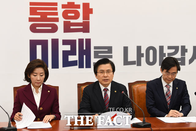 발언하는 황교안 대표(가운데)