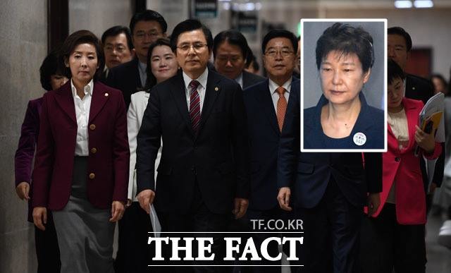 자유한국당 지도부 내에서 박근혜 전 대통령 사면이 공개 거론되기 시작한 모양새다. 사진은 황교안(가운데) 대표, 나경원(왼쪽) 원내대표 등 한국당 지도부. /남윤호 기자