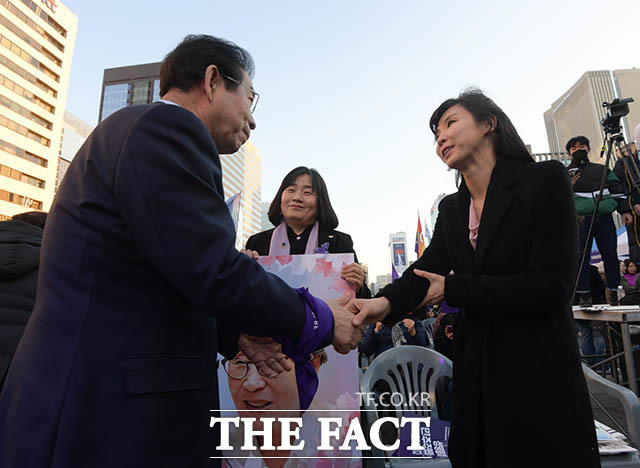 박원순 서울시장(왼쪽)과 악수하는 서지현 검사