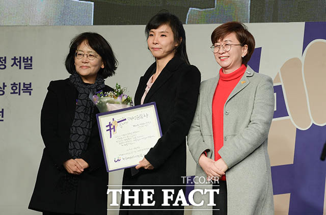 백미순 여성연합 상임대표와 서 검사, 김언경 민주언론시민연합 사무처장(왼쪽부터)