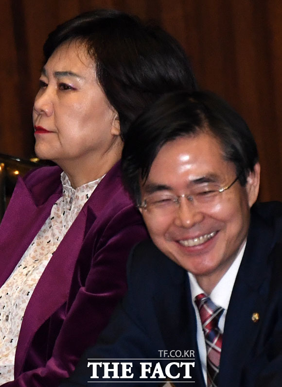 7일 본회의장에서 웃고 있는 조 최고위원과 얼굴이 굳은 김순례 의원.