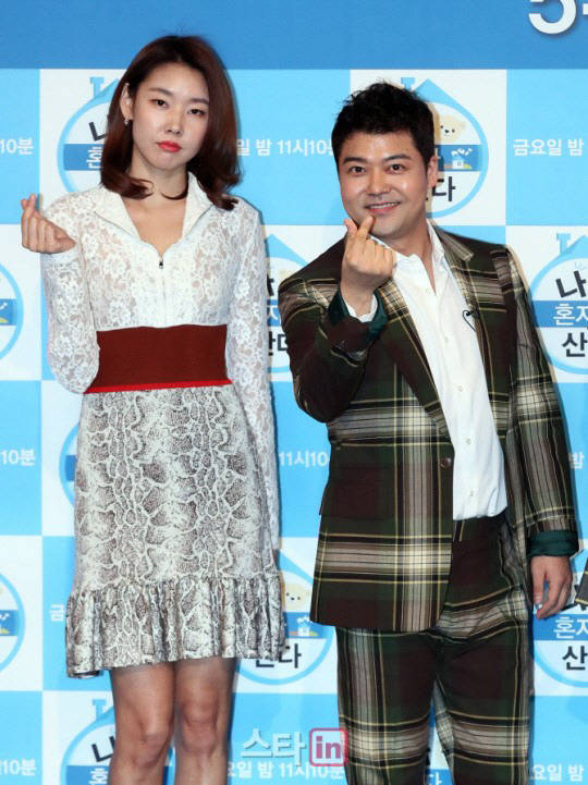 한혜진(좌)와 전현무 소속사는 6일 두 사람이 헤어졌다는 사실을 밝혔다. /MBC 제공