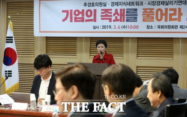 지난 6일 추경호 한국당 의원과 '시장경제살리기연대'가 공동주최한 '기업의 족쇄를 풀어라' 세미나에 참석한 이언주 의원은 '빨간색' 외투를 입고 한국당 의원들과 친분을 드러냈다. /뉴시스