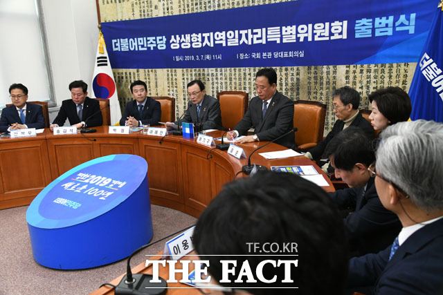 20대 남성들이 민주당에 등을 돌이고 있다. 이들의 이탈은 최근 민주당 중진 의원들이 20대 폄훼 발언 등이 원인이라는 분석이 나온다. /더팩트DB