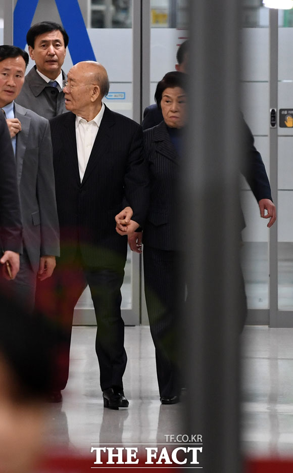 진료 마치고 배우자 이순자(오른쪽)와 응급실 나서는 전두환