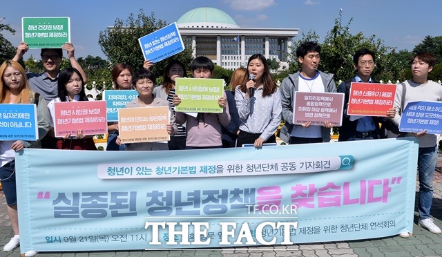 서울 여의도 국회 앞에서 전국청년정책네트워크, 청년유니온 등 청년단체 회원들이 청년기본법 제정을 요구하는 기자회견을 하고 있는 모습. /뉴시스