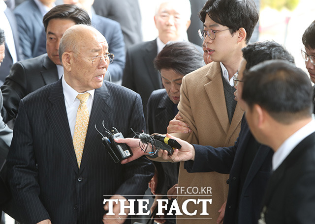 11일 오후 광주지법에 도착한 전두환 전 대통령이 "발포 명령을 인정하느냐"는 취재진의 질문에 "이거 왜 이래?"라고 답하고 있다.