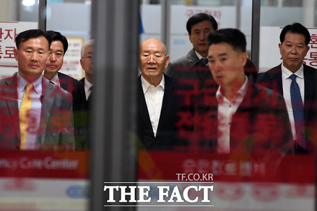 광주에서 재판을 마치고 올라온 전두환 씨(가운데)가 11일 저녁 서울 신촌세브란스병원 응급실에서 진료를 마치고 병원을 나서고 있다./남윤호 기자